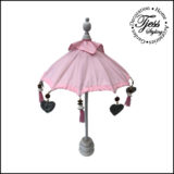 Dit leuke licht roze tafelparasolletje kan binnen en buiten gebruikt worden. Buiten zet je hem op een tafel in je tuin of op je balkon. Naast de leuke sfeer die de roze tafelparasol met zich mee brengt, biedt hij ook nog schaduw voor de drankjes en hapjes op tafel. Een echte win win situatie dus. Binnenshuis staat een roze tafelparasol natuurlijk ook prachtig. Je zet hem op de salontafel, dressoir of op een mooie gedekte tafel. Natuurlijk kan je hem leuk ook combineren met andere roze woonaccessoires.